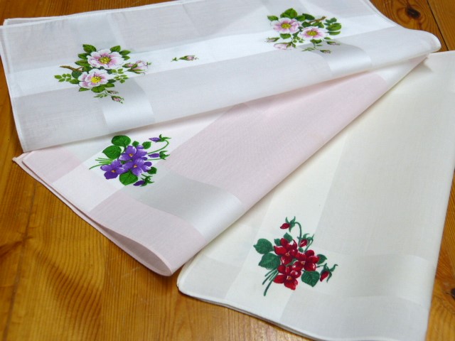 3 feine Taschentücher mit wunderschönen Blumenmotiven - Heckenrosen - Veilchen - rote Veilchen ca. 29 cm