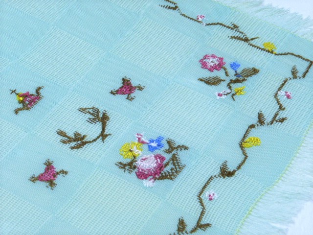 Zartes lindgrünes Deckchen mit hübscher Kreuzstichstickerei Blumen 29 cm x 55 cm