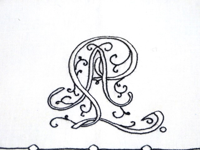 Antikes Überhandtuch fein schwarz-weiß bestickt Fruchtkorb großes Monogramm AL