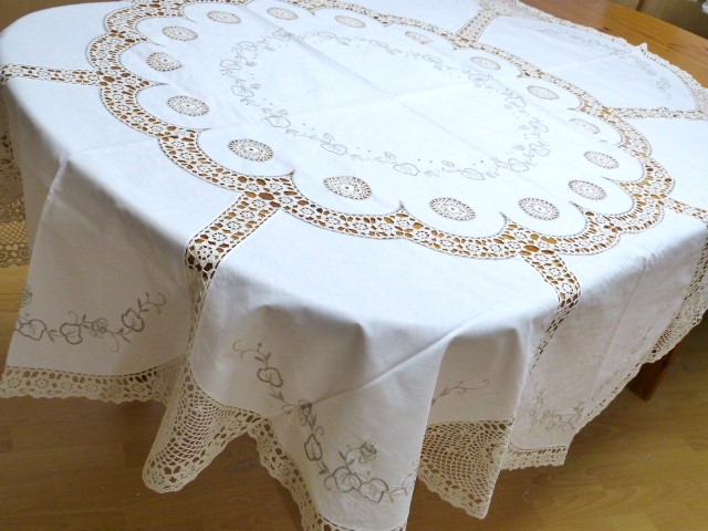 Runde hellbeige Tischdecke mit Madeirastickerei sehr viel Häkelarbeit 175 cm Durchmesser