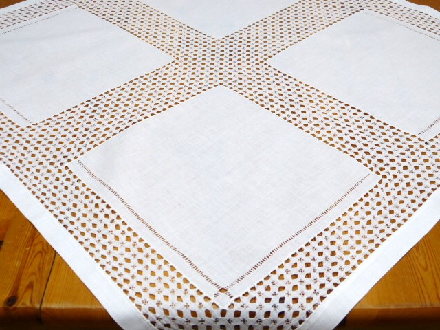 Weiße Leinenmitteldecke (70x77) mit breiter Durchzugsarbeit 4 einzelne Quadrate mit Hohlsaum 