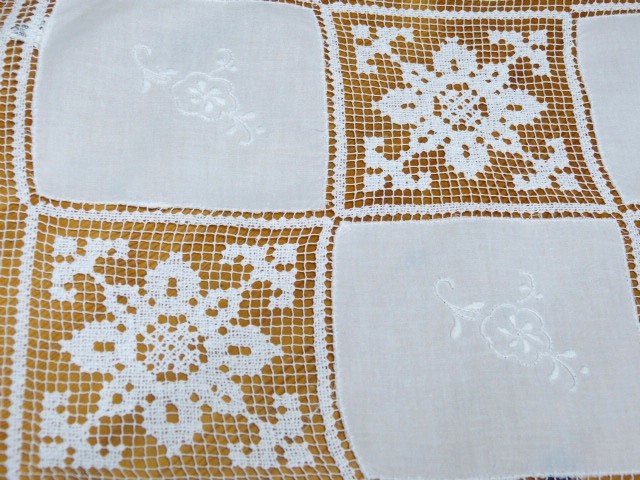 Wunderhübsche weiße Patchworkdecke mit Quadraten aus Filetspitze und Baumwolle mit Weißstickerei 100x100