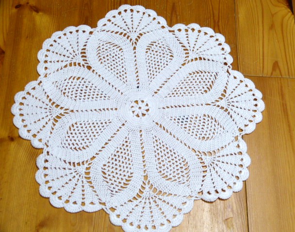 Weißes rundes Deckchen aus festem Garn gehäkelt Handarbeit Durchm. 34 cm  