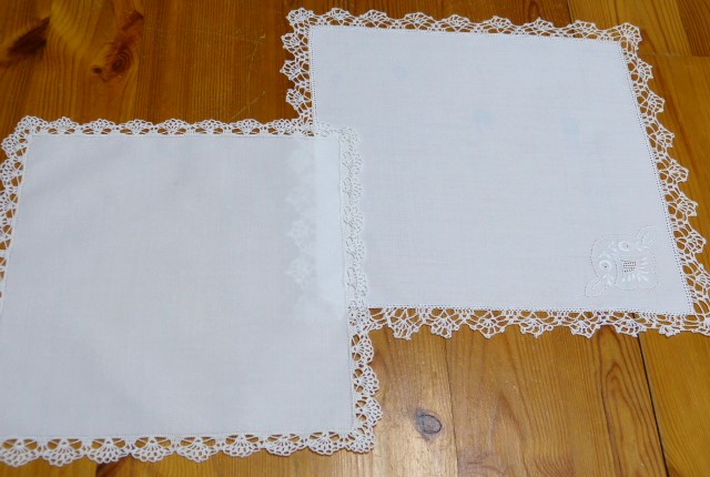 Zwei herrliche weiße Batisttaschentücher mit handgehäkelter weißer Spitze 1 x Stickerei 24cm/28 cm NEU