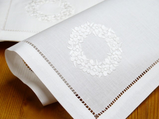 6 Servietten mit Stickerei in einer Ecke weißer Blütenkranz  Hohlsaum 40 x 40 cm