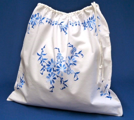 Wäschesack mit sehr viel Blau bestickt Kordeldurchzug schöne Blumenzusammenstellung Größe 50x 54 cm