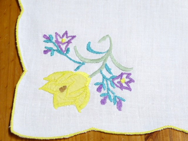 6 weiße Baumwollservietten mit Blumendekor in einer Ecke bunt frisch gebogter gelber Rand