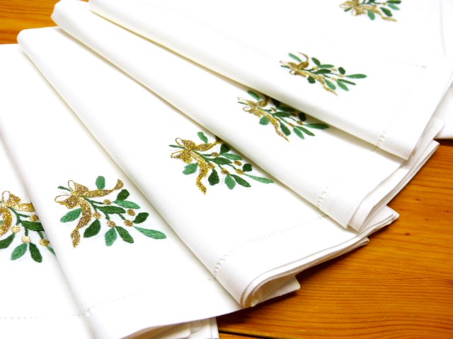 6 weiße Baumwollservietten Weihnachten Mistelzweige Goldschleife gestickt Hohlsaumrand 40x40 cm