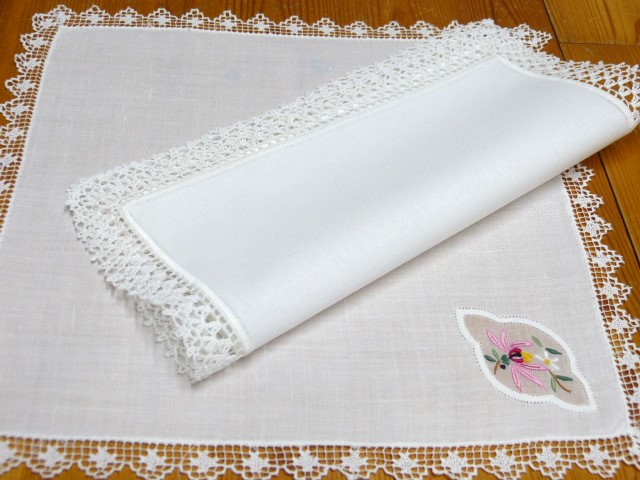 Zwei Taschentücher mit weißer Spitze a handgehäkelt b konfektioniert mit bestickter Ecke 