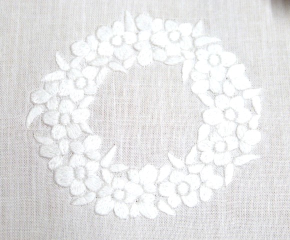 6 Servietten mit Stickerei in einer Ecke weißer Blütenkranz  Hohlsaum 40 x 40 cm