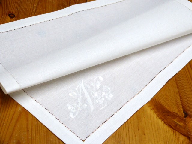 Weiße feine Baumwollserviette Monogramm N mit vielen weißen Blumen Hohlsaumrand 41x41 cm 