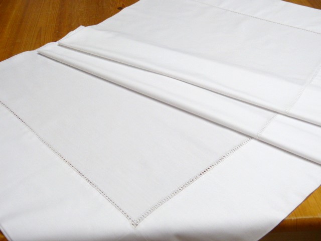 Tischdecke 13,5 cm breiter Saum mit verziertem Hohlsaumrand 100 % Baumwolle 130 x 130 cm 