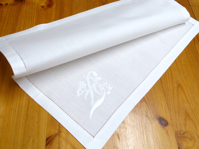 Weiße feine Baumwollserviette Monogramm F mit vielen weißen Blumen Hohlsaumrand 41x41 cm