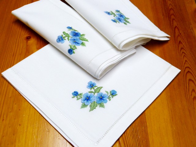 3 weiße feine Baumwollservietten mit Hohlsaumrand kleines blaues Sträußchen Vergißmeinnicht 40x40 cm