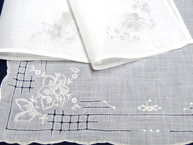 3 zarte weiße Taschentücher mit Stickerei in einer Ecke graue Veilchen Rosen weiße Blumen Hohlsaum