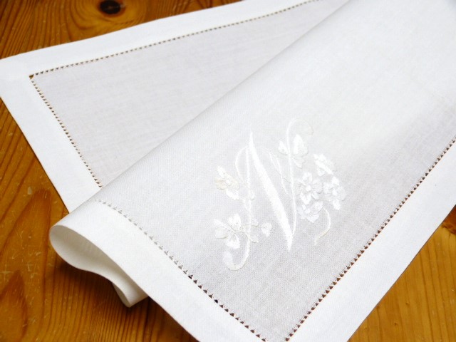 Weiße feine Baumwollserviette Monogramm N mit vielen weißen Blumen Hohlsaumrand 41x41 cm 