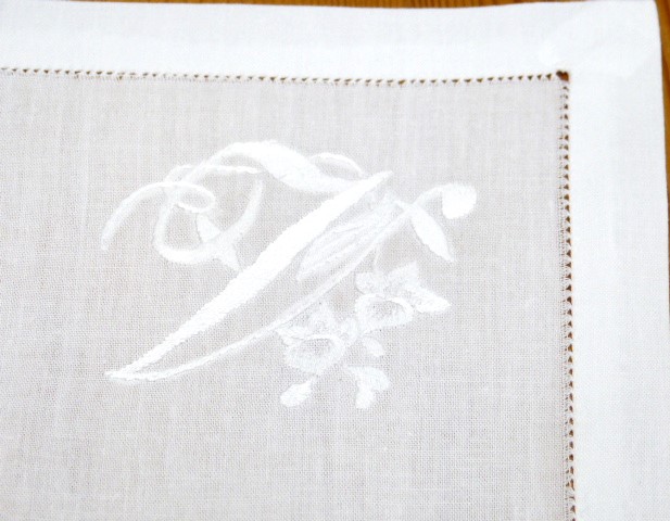 Weiße feine Baumwollserviette Monogramm V mit vielen weißen Blumen Hohlsaumrand 38x40 cm 