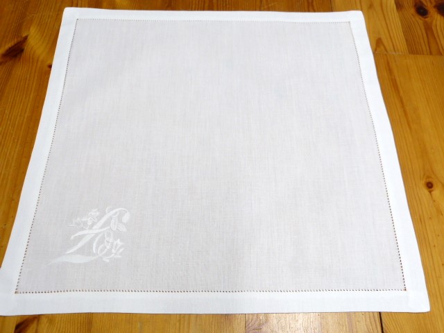 Weiße feine Baumwollserviette Monogramm F mit vielen weißen Blumen Hohlsaumrand 41x41 cm
