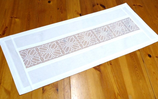Zauberhafter weißer Baumwoll Tischläufer breite eingesetzte Häkelspitze Handarbeit 35x85