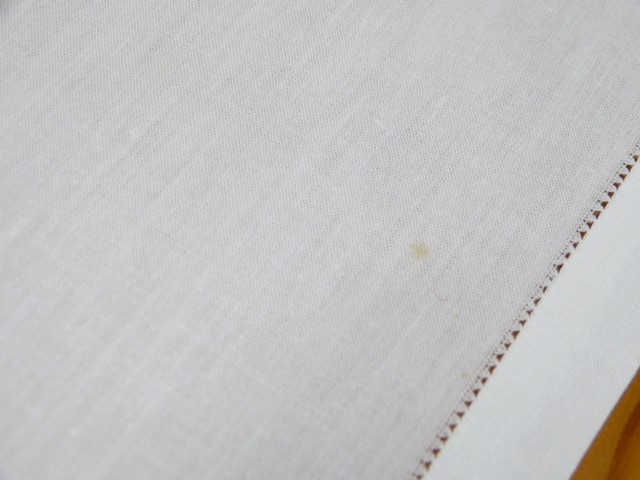 Weiße feine Baumwollserviette Monogramm V mit vielen weißen Blumen Hohlsaumrand 38x40 cm 