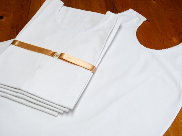 Ärmelloses Hemd gebrochenes Weiß Leinen handgewebt Bogenlitze um Ausschnitte Mono FH