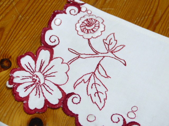 2 x hübsche Blumen in rot-weiß Bogenrand roter Languettenstich 14x55 cm Baumwollköper