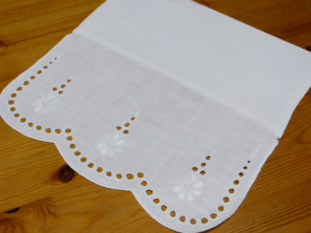 Kleines Serviettentäschchen aus feinem Leinen mit hübscher Stickerei gebogter Rand Languettenstich 13 x 24 cm