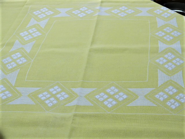 Schwälmer Stickerei maisgelbe Tischdecke Leinen weißes feingesticktes inneres Quadrat 148x148 cm