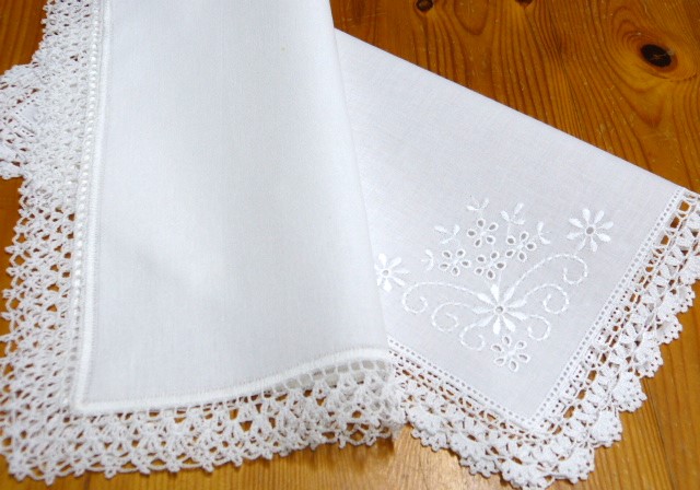 2 weiße Hochzeitstaschentücher breite weiße handgehäkelte Spitze Stickerei 26 cm 30 cm