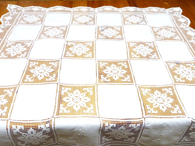Wunderhübsche weiße Patchworkdecke mit Quadraten aus Filetspitze und Baumwolle mit Weißstickerei 100x100