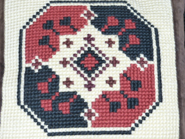 Unikat  Gobelinkissen Stickerei Wolle grafisches Muster in hellbeige rot schwarz 45x45