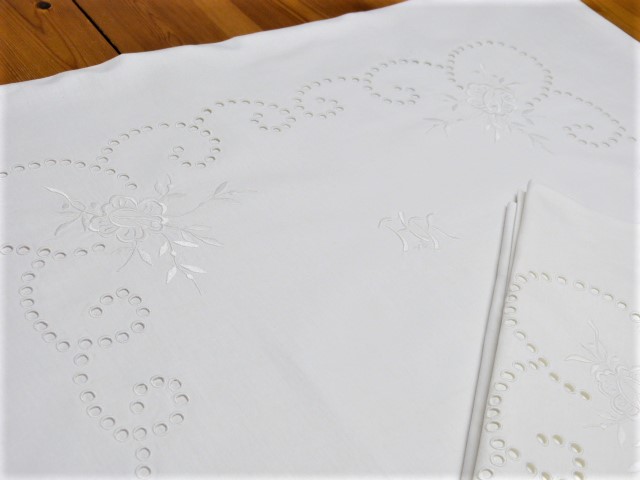 2 weiße Kopfkissenhüllen ungebraucht sehr viel Lochstickerei Blumen Mono HvdK  76x78 cm