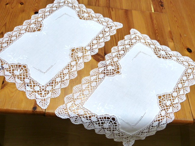 2 Tischset-Deckchen weiß Hohlsaum Weißstickerei wunderschöne Klöppelspitze 26 cm x 40 cm