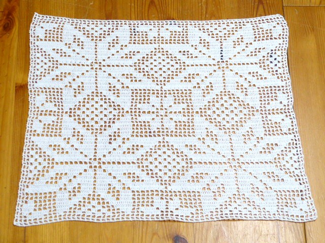 Weißes quadratisches Deckchen Sterne gehäkelt Handarbeit 27x32 cm