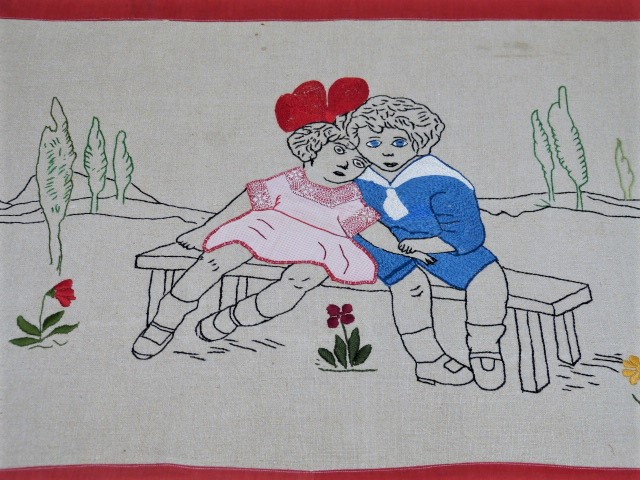 Antikes Wandtuch Zwei Kinder auf einer Bank sehr gut gestickt auf Leinen  59 x 89