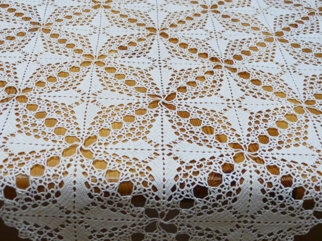 Quadratisches creme weißes Deckchen Häkelarbeit Handarbeit  63  x 63 cm