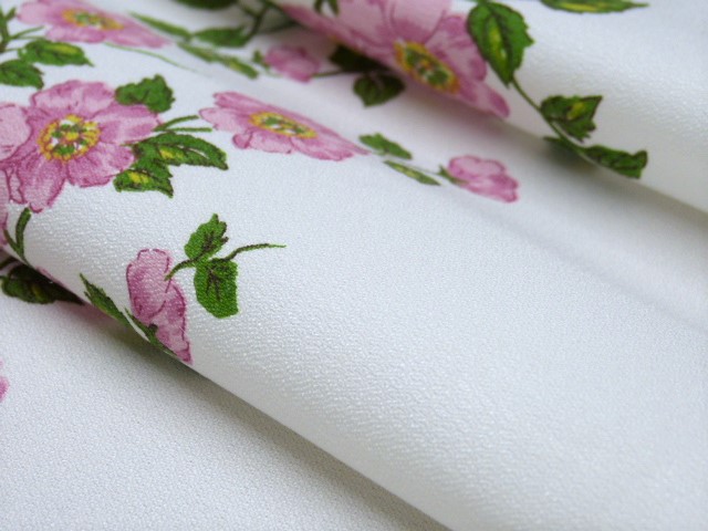 Weiße Tischdecke mit rosa Heckenrosen bedruckt  Baumwolle plus Kunstfaser 122 x 143 cm