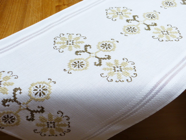 Tischläufer mit dekorativer Kreuzstichstickerei in braun beige ausgefüllt 39x126   70er