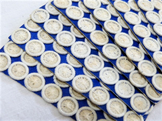 48 weiße handgearbeitete Zwirnknöpfe auf Originalpappe 1,0 cm Durchmesser