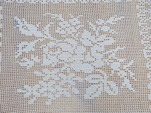 Naturweißes quadratisches Deckchen Blumen Motiv mittig  gehäkelt Handarbeit  41x47 cm