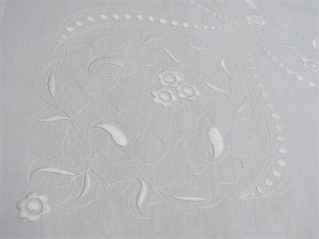 Weißes Leinen zauberhafte Weißstickerei dicke Blüten Blätter Breite Klöppelspitze 146 cm x 157 cm-