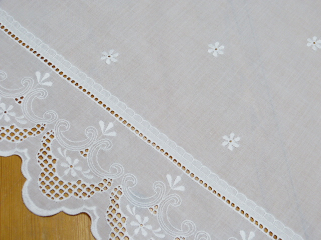 Weiße feine Mitteldecke Innenteil Blumen  Batist 13 cm breite Spitze Baumwolle 78x78