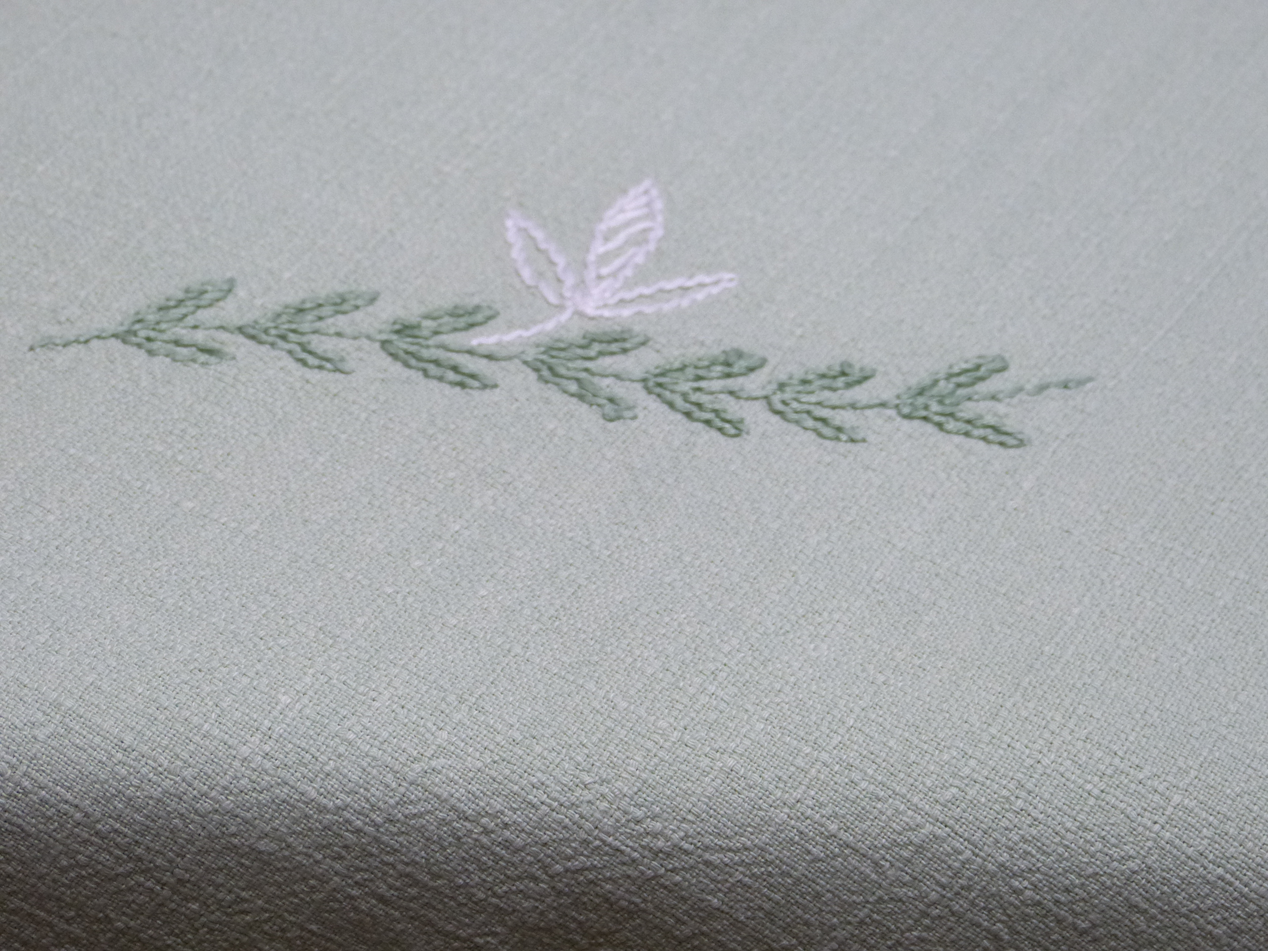 Lindgrüne Tischdecke weiß grün bestickt Häkelkante 120x142 cm 50iger