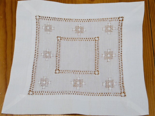 4 handgestickte Deckchen Hohlsaum Ajour weiß 16x16 cm Vintage Style