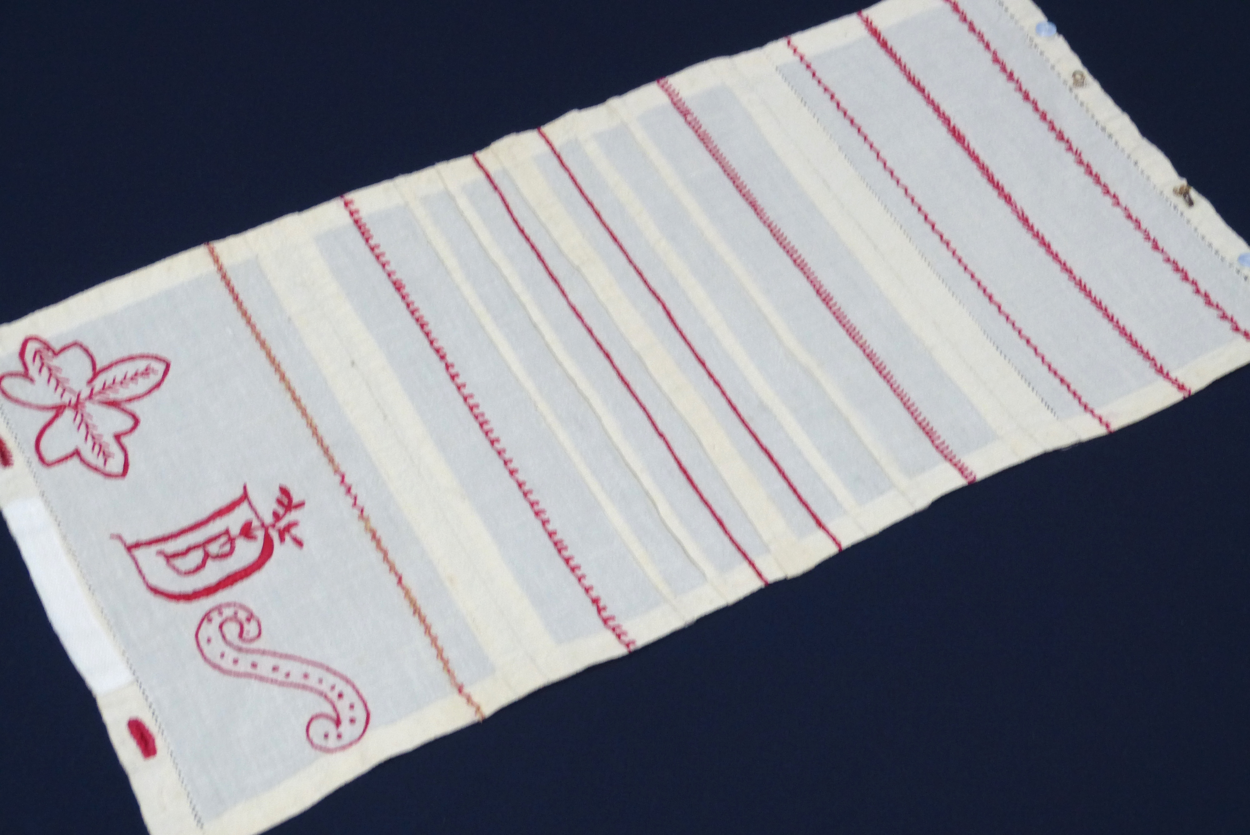 Antikes Stickmustertuch Nähmustertuch Hohlsaum auf Baumwolle Nessel zT in rot gestickt