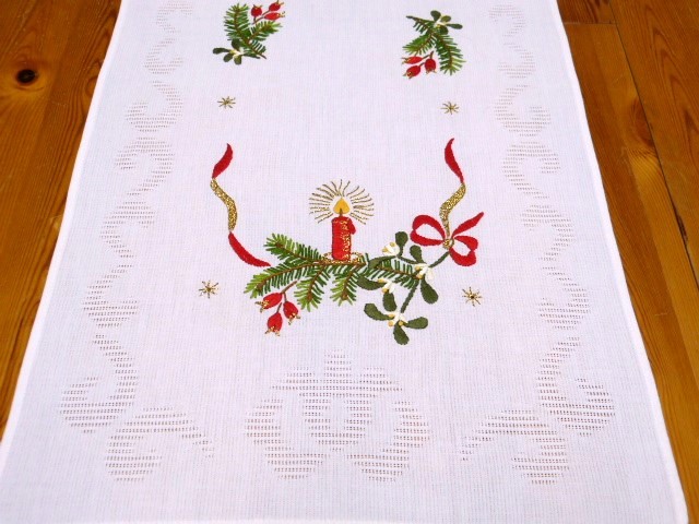 Hübscher handgestickter Tischläufer für Weihnachten Rote Kerzen Hagebutten Tannengrün 37x79 cm 