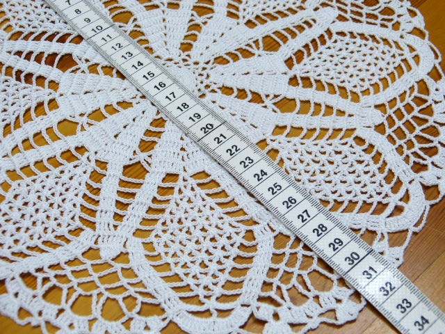 Hübsches weißes rundes Deckchen gehäkelt Handarbeit Durchm. 40 cm 