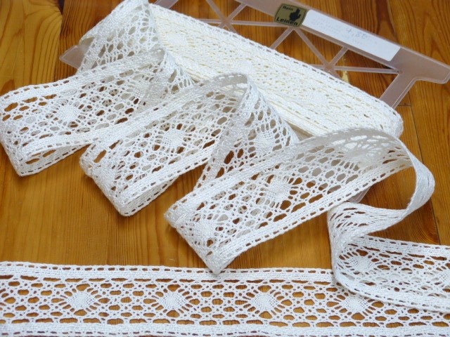 Neue weiße feste leicht glänzende Leineneinsatzpsitze  6 cm breit 14,80 m lang
