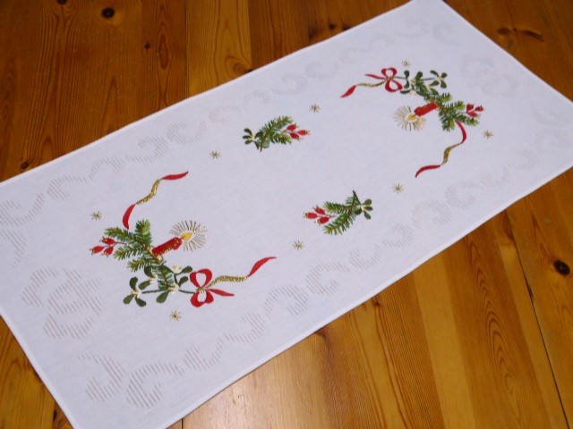 Hübscher handgestickter Tischläufer für Weihnachten Rote Kerzen Hagebutten Tannengrün 37x79 cm 