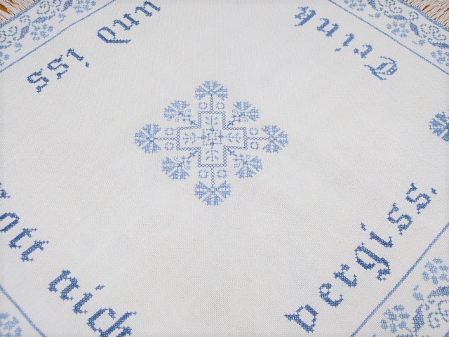 Hübsche weiße Mitteldecke blaue Kreuzstichstickerei Spruch Trink und iss vergiss Gott nicht 76x80